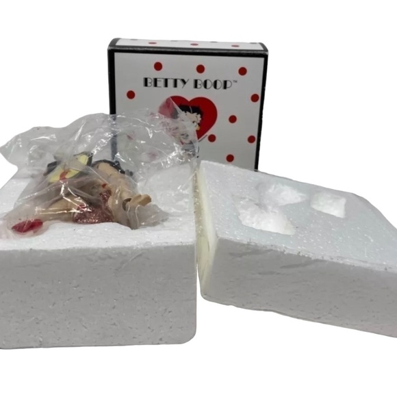 Betty Boop Strike a Pose Figurine Rare Original Edition - Picture 8 of 11